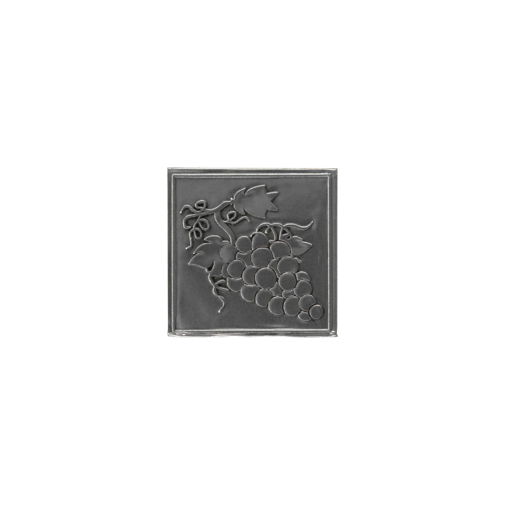 Tinnen etiket 'Druif', vierkant, metaal, zilver Tinnen etiket 'Druif', vierkant, metaal, zilver