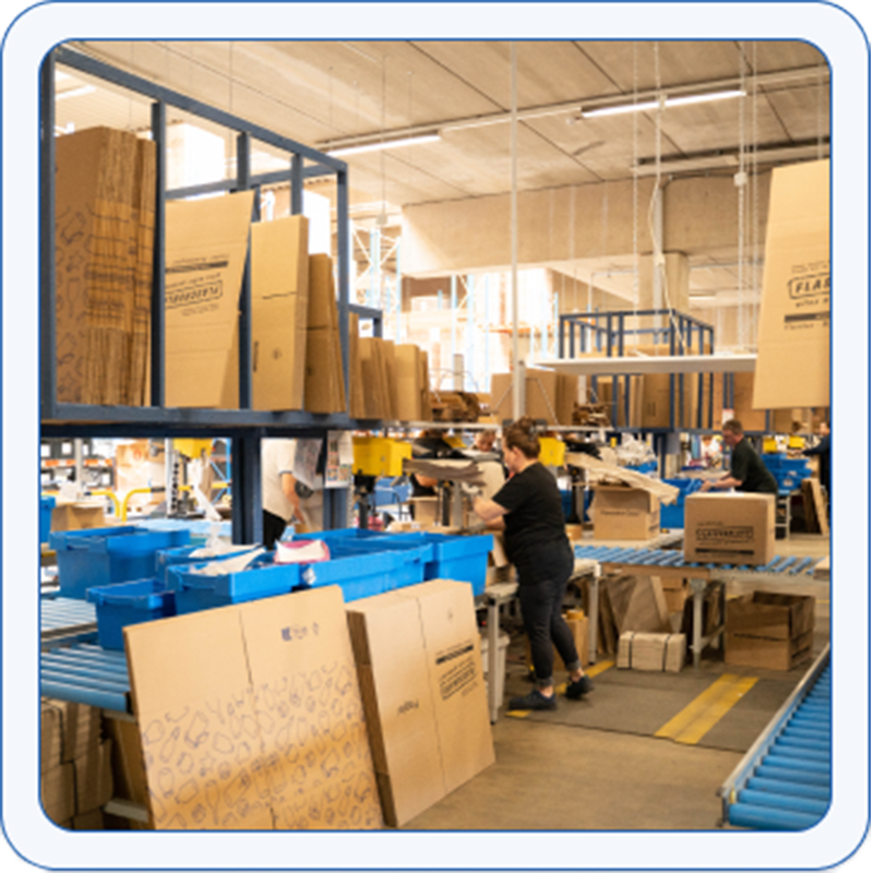 Vriendelijke vrouw in de logistiek die zendingen inpakt