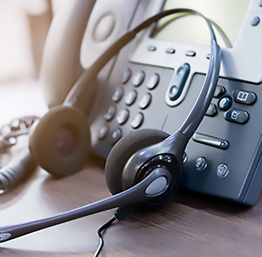 Heeft u nog meer vragen? Klantenservice stemming: telefoon met headset leunend